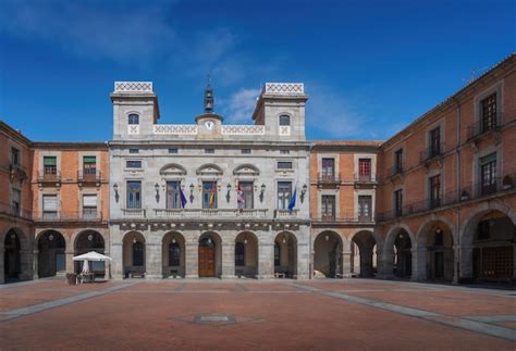 Town Hall and Plaza del Mercado Chico 